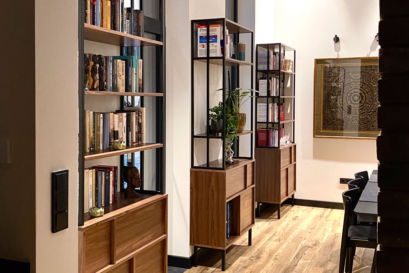 biblioteczki na zamówienie w domu w lesie